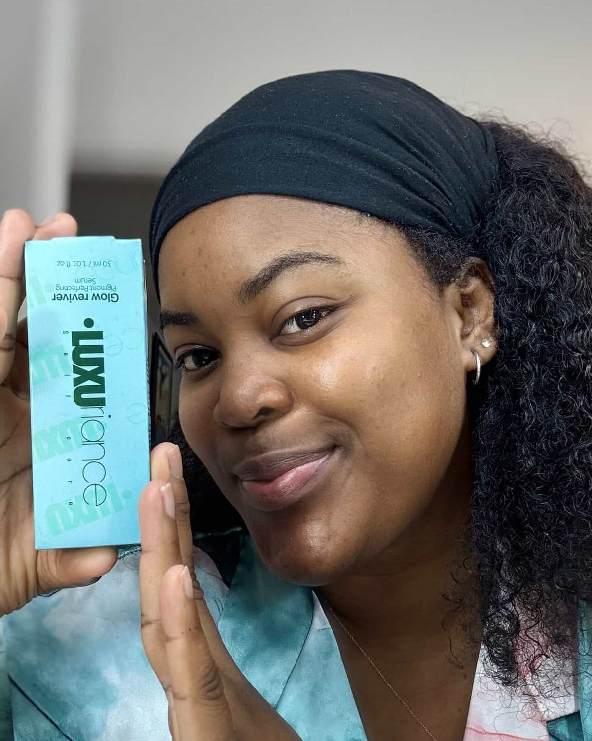 Customer holding the Pigment Correcting Serum box